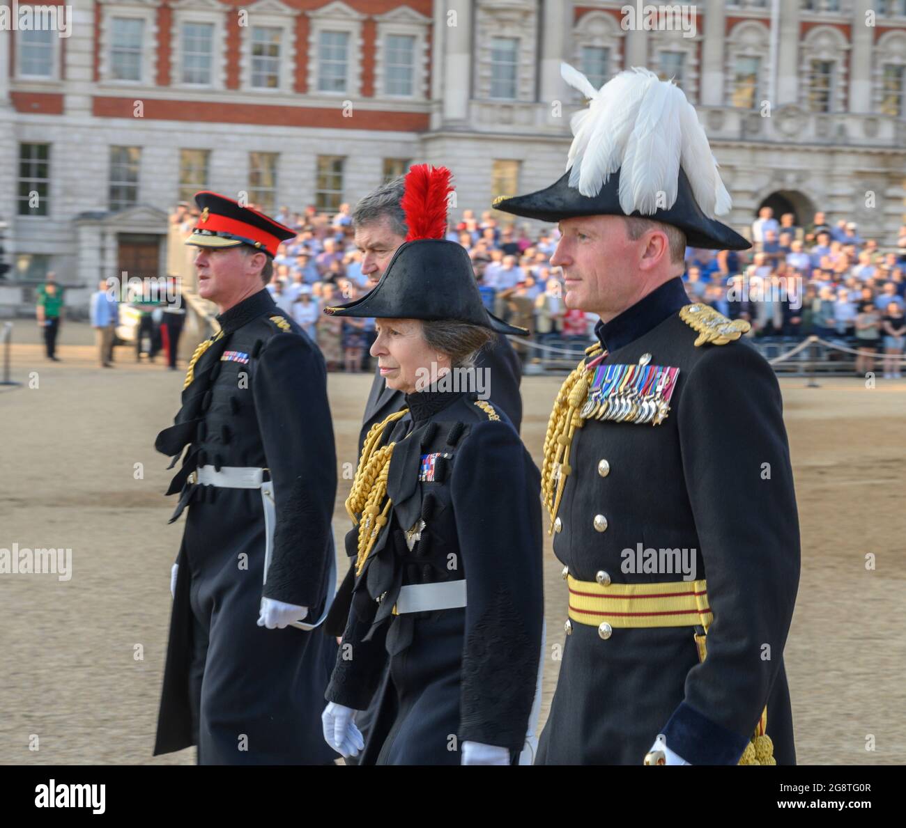 Horse Guards Parade, Londra, Regno Unito. 22 luglio 2021. Ultima serata dello spettacolare musical militare The Sword & the Crown in Horse Guards Parade, l'ultima di 3 notti di pubblico apparizione delle bande massaggiate della Divisione Household dal giugno 2019. Immagine: HRH la Principessa reale, Colonnello dei Blues e Royals, arriva a prendere il saluto. Credit: Malcolm Park/Alamy Live News. Foto Stock