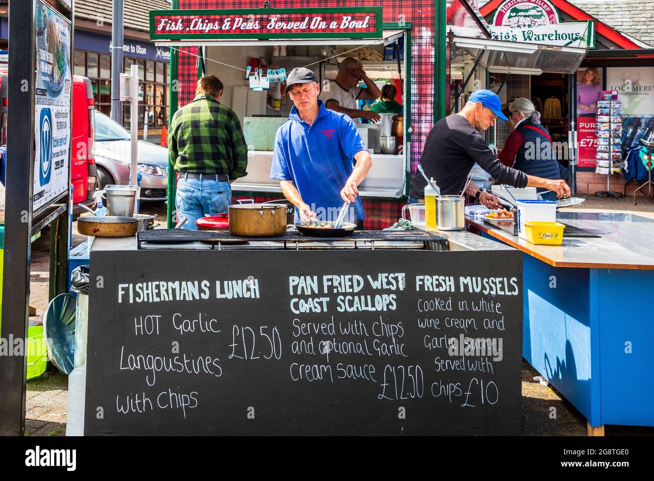 Bancarella di cibo che vende piatti di pesce fresco al porto di Oban, Argyll, Scozia, Regno Unito Foto Stock