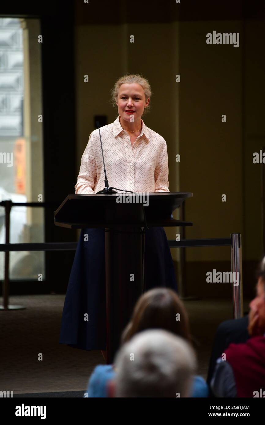 Mainena Mallach, Assistenzkuratorin Kupferstich-Kabinet, bei der Ausstellungseröffnung »Beuys zum Geburtstag | Linie zu Linie – Blatt zu Blatt« der S Foto Stock