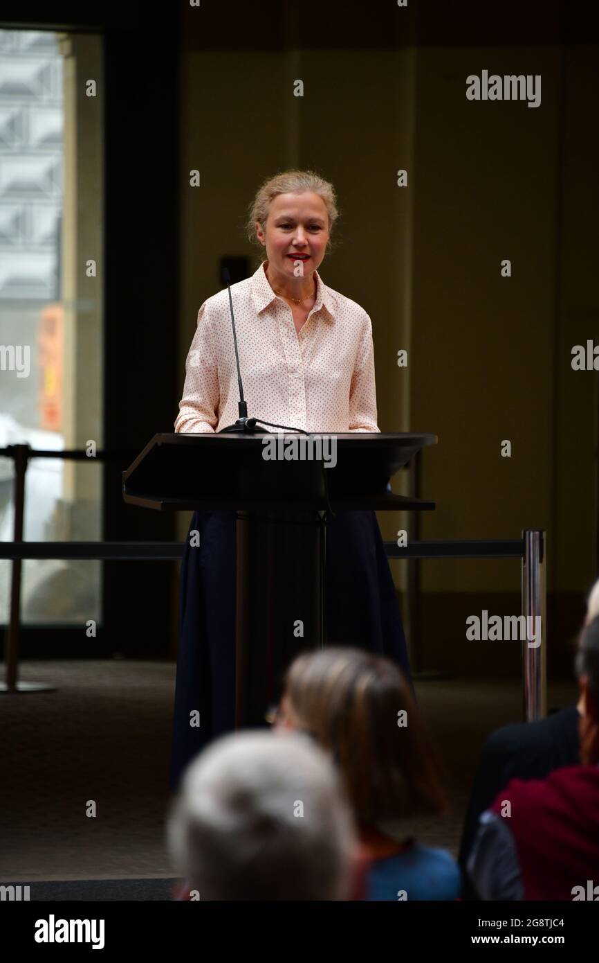 Mainena Mallach, Assistenzkuratorin Kupferstich-Kabinet, bei der Ausstellungseröffnung »Beuys zum Geburtstag | Linie zu Linie – Blatt zu Blatt« der S Foto Stock