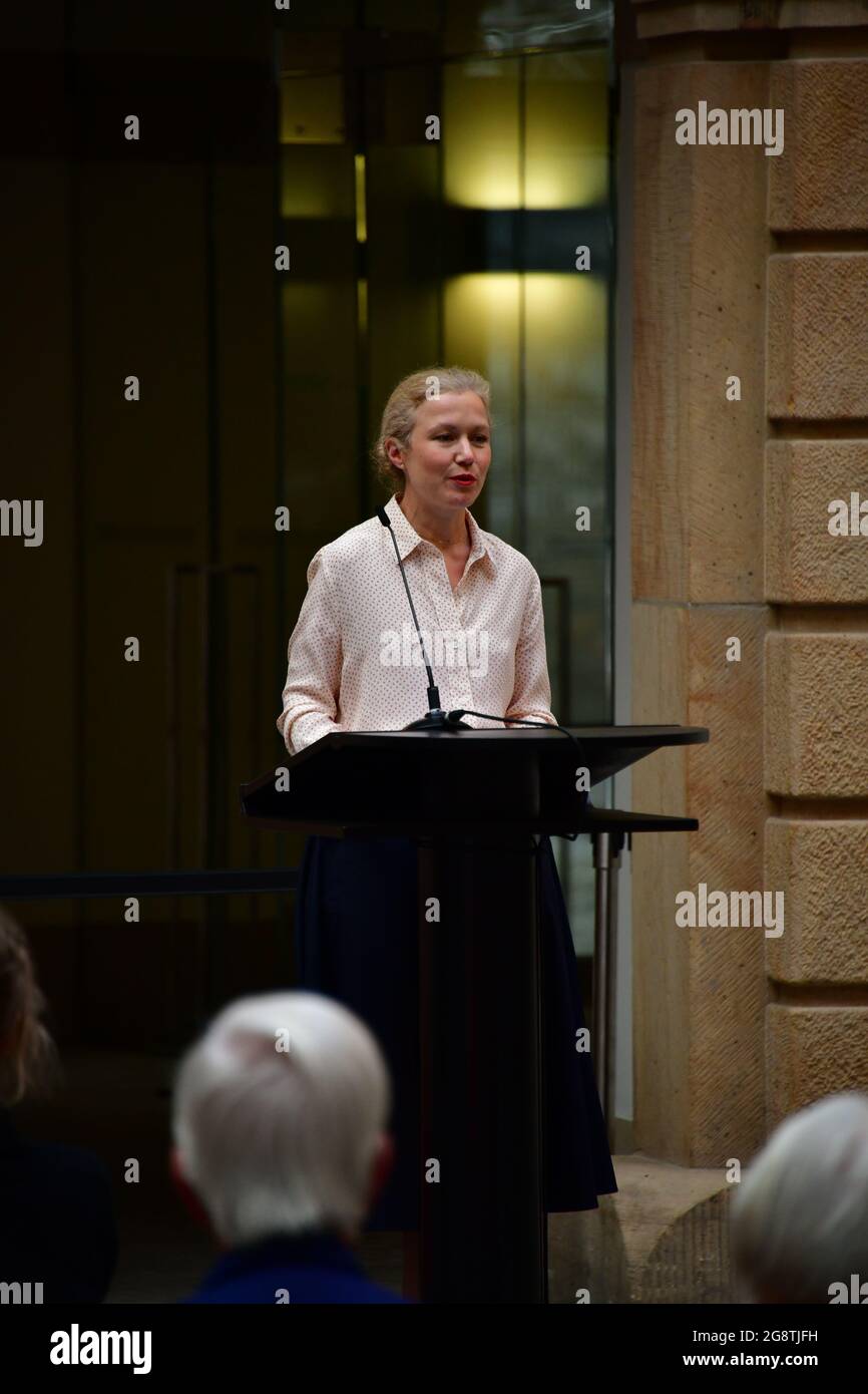 Mainena Mallach, Assistenzkuratorin Kupferstich-Kabinet, bei der Ausstellungseröffnung »Beuys zum Geburtstag | Linie zu Linie – Blatt zu Blatt« der S Foto Stock