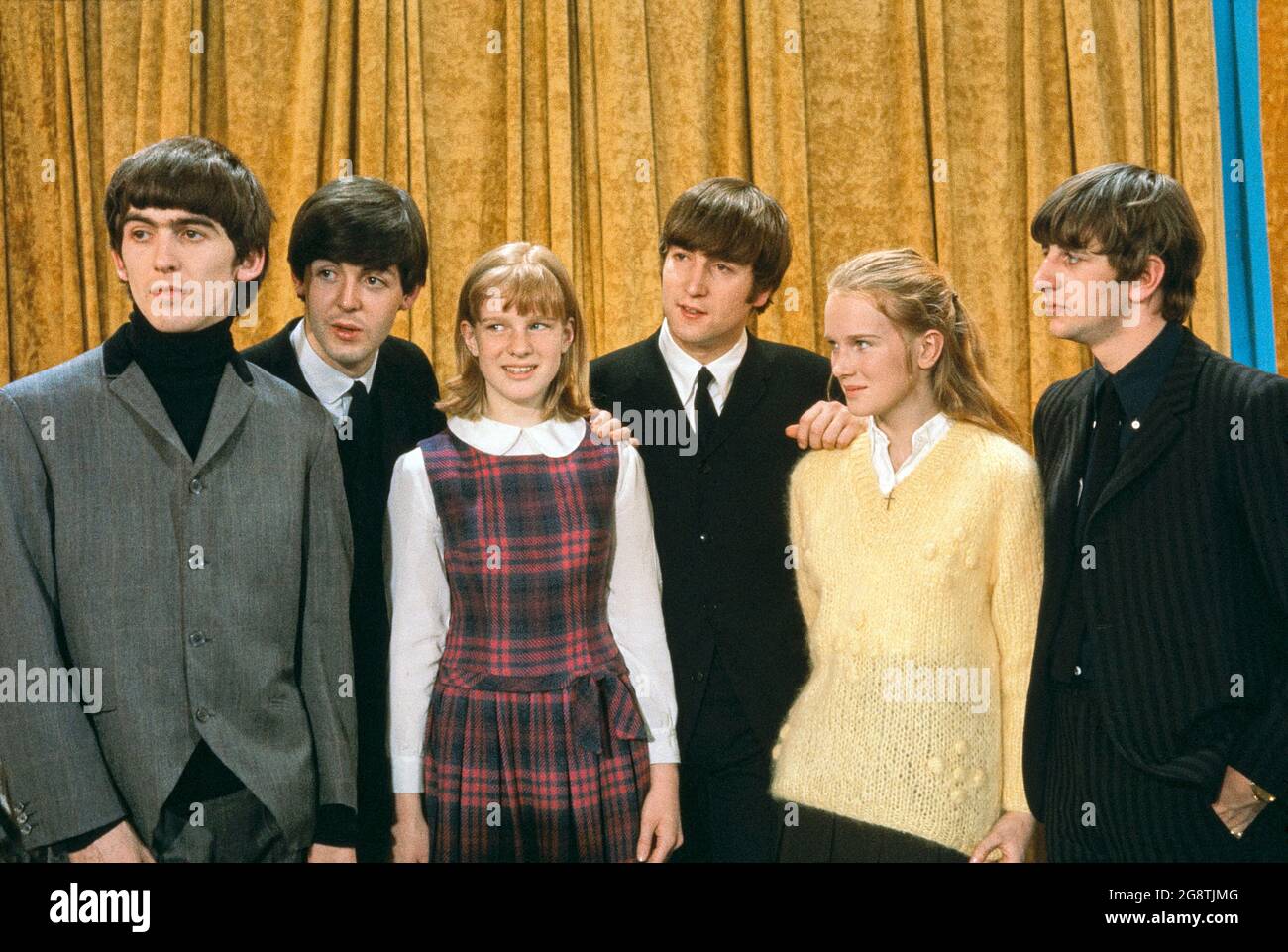 Band rock inglese The Beatles, da sinistra George Harrison, Paul McCartney, John Lennon, Ringo Starr con due giovani fan durante la loro apparizione sulla serie televisiva varietà The ed Sullivan Show, New York City, New York, USA, Bernard Gotfryd, Febbraio 1964 Foto Stock