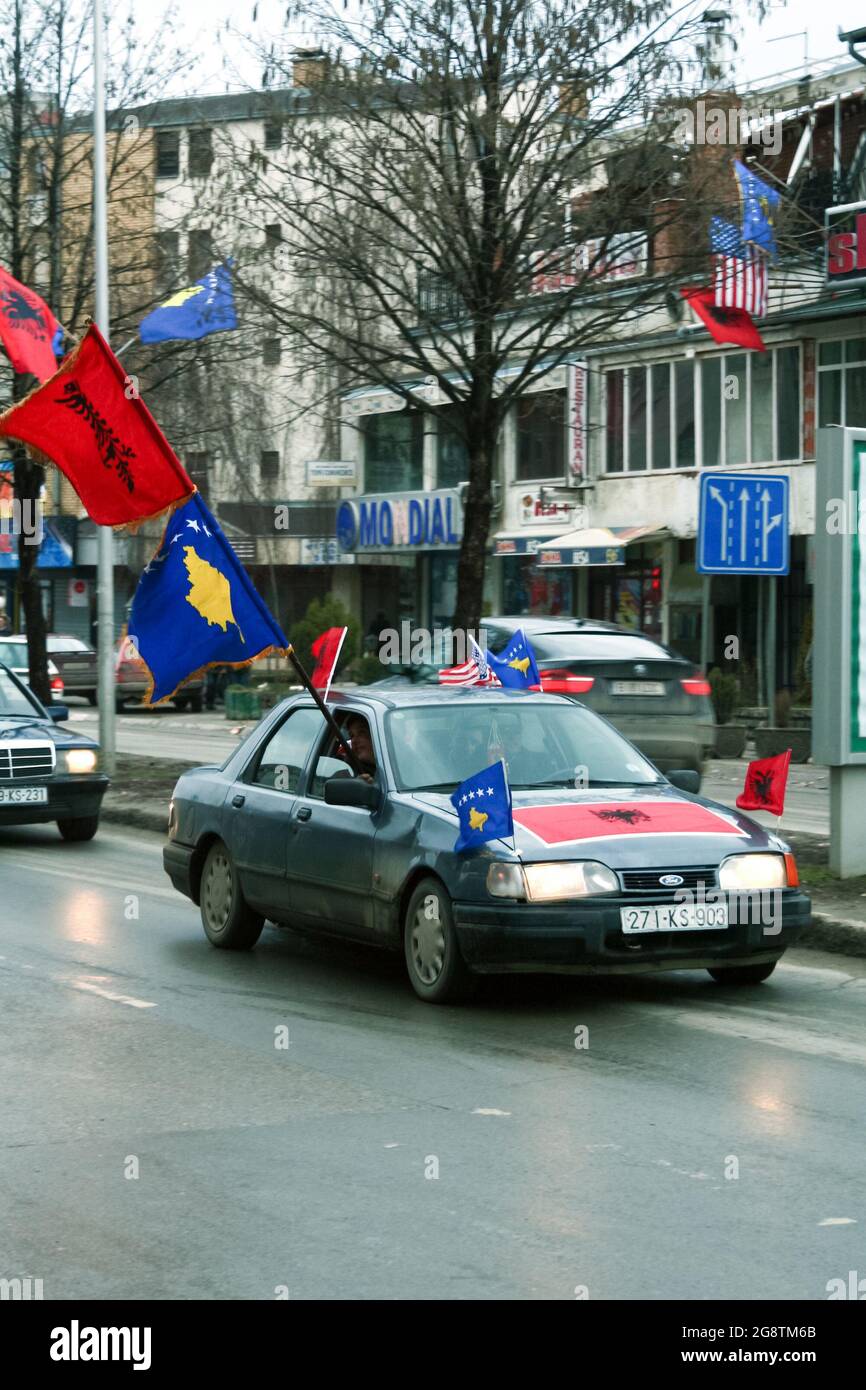 Foto delle bandiere del Kosovo e dell'Albania e degli Stati Uniti che  rinunciano a bordo di un'auto per le strade di Prishtina, in Kosovo,  durante il 17 febbraio, la renna del Kosovo