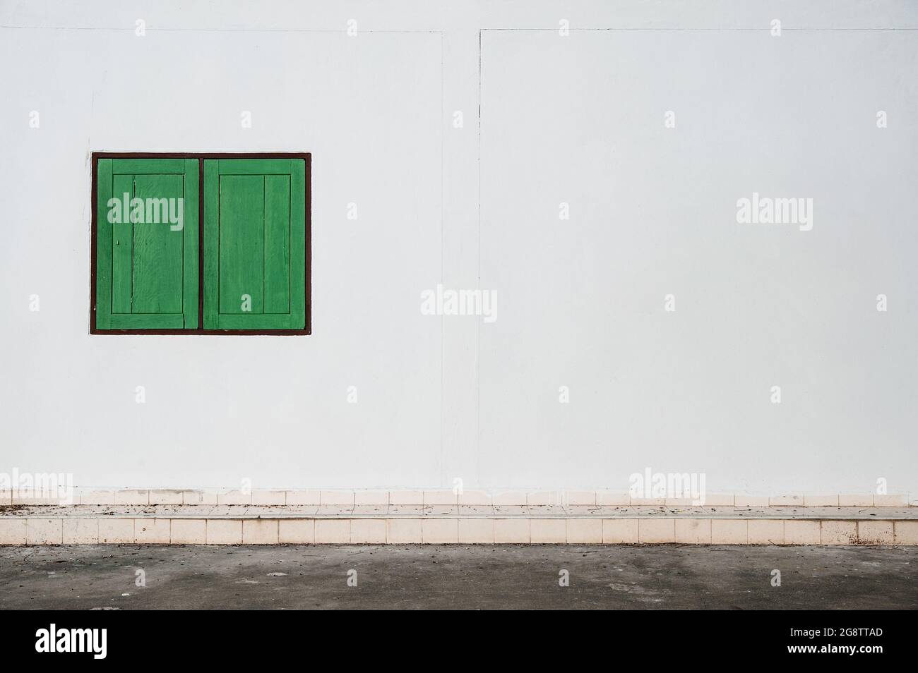 cornice finestra di legno verde su parete bianca da passerella Foto Stock