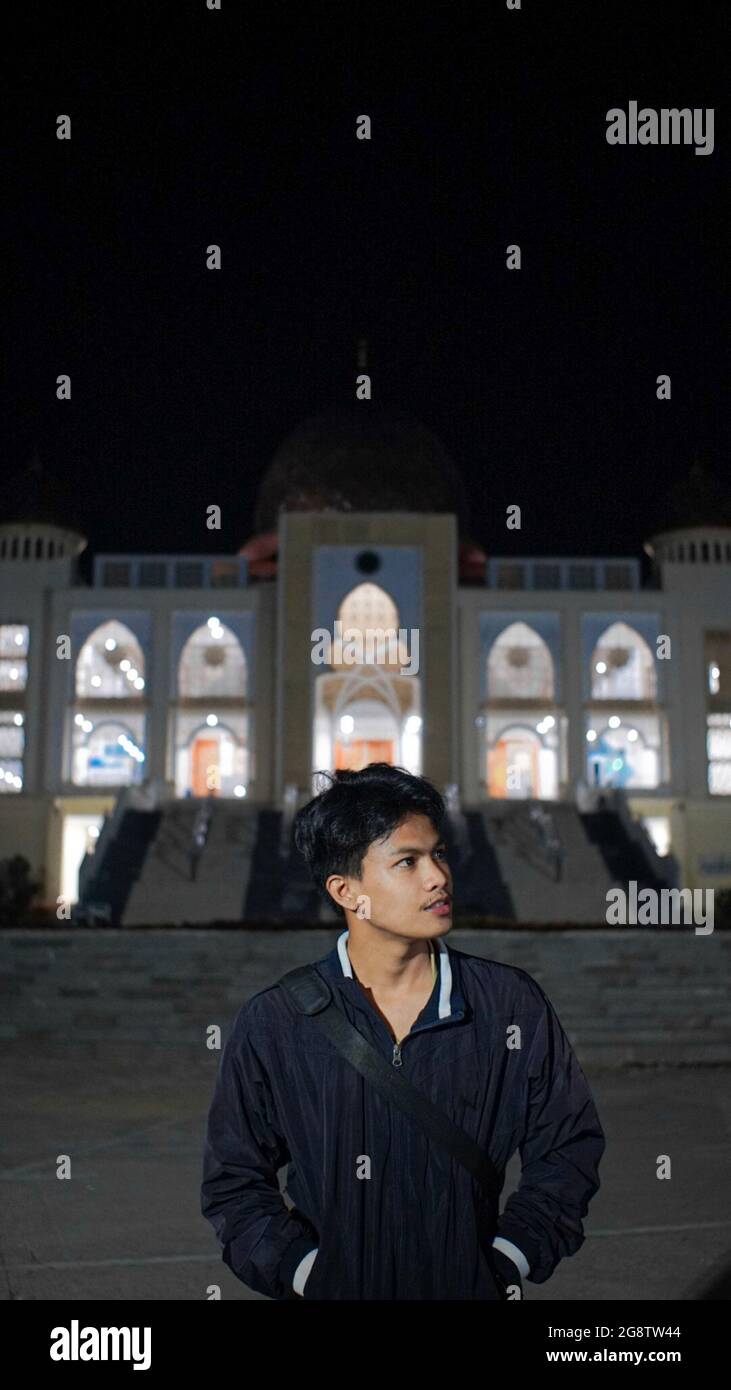 Ritratto di fronte al Centro Islamico Padang Panjang Foto Stock