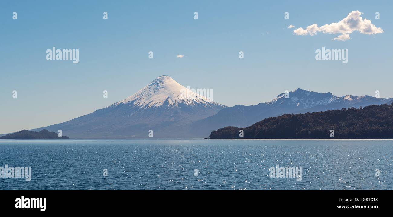 Panorama del vulcano Osorno, All Saints Lake, Puerto Varas, Cile. Foto Stock