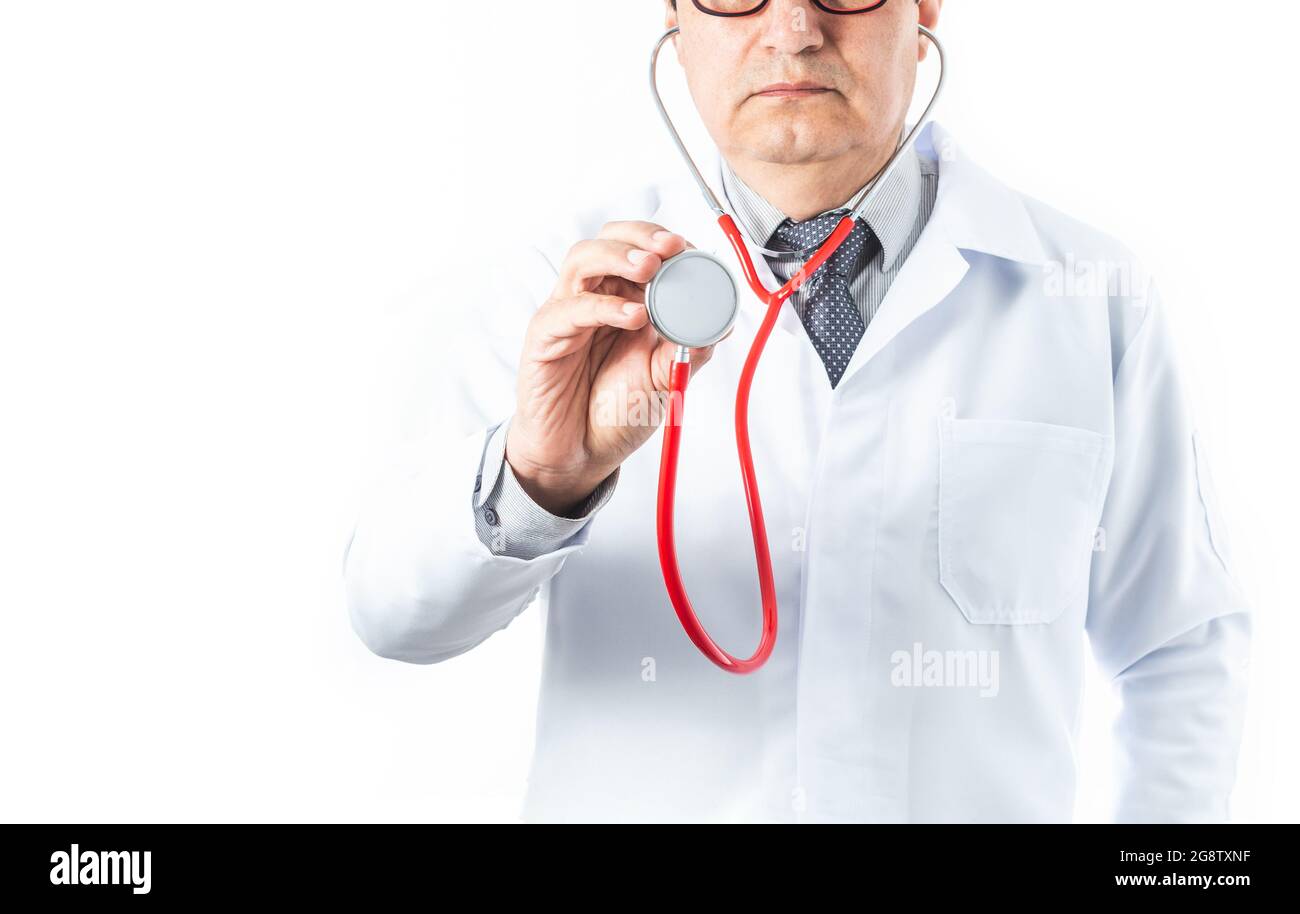 Un medico che non riconosce il suo volto con un cappotto bianco, cravatta e occhiali guardando la fotocamera con uno stetoscopio rosso per ascoltare il cuore o lun Foto Stock