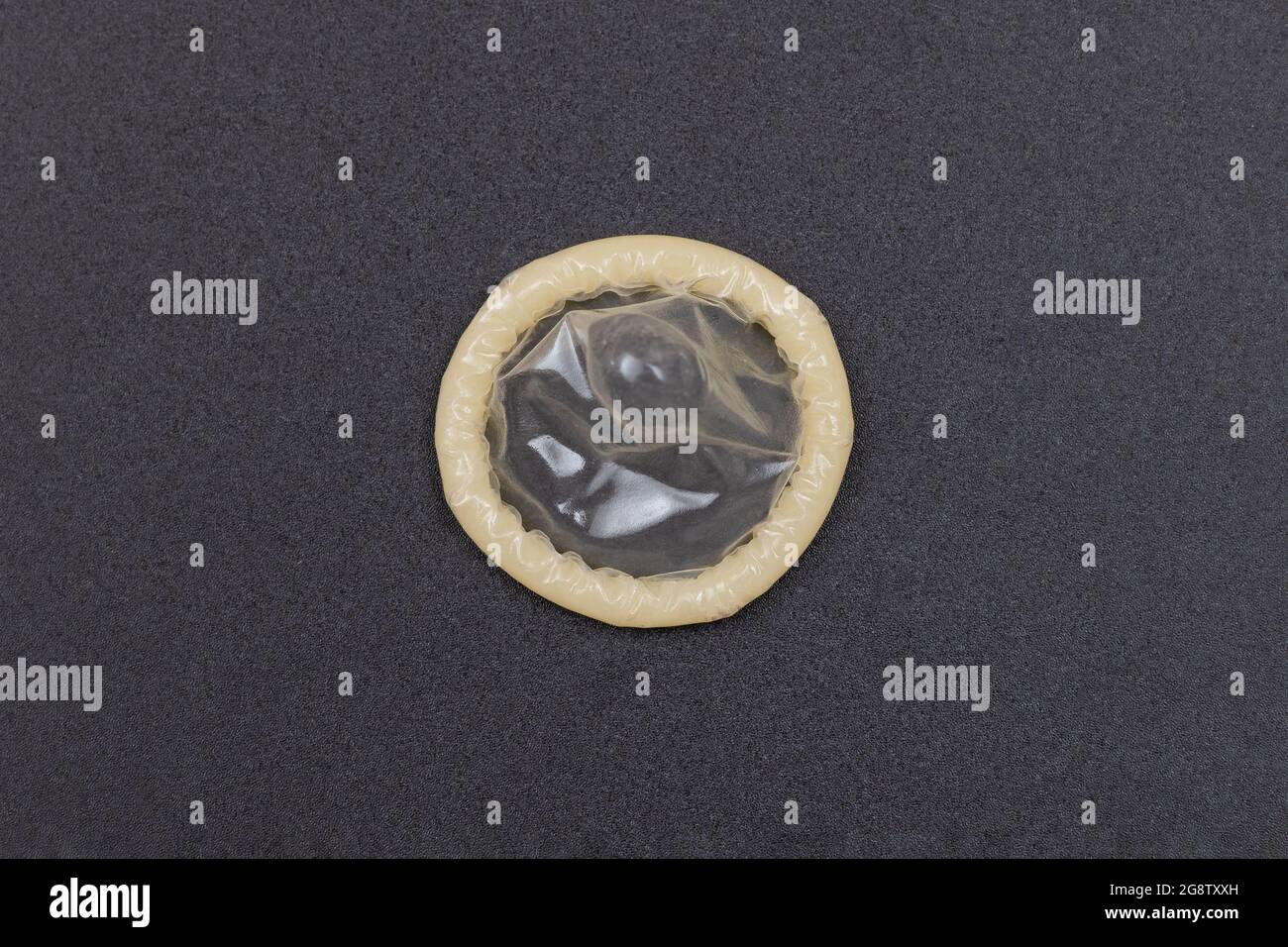 Dom lattice non imballato su sfondo nero Foto Stock