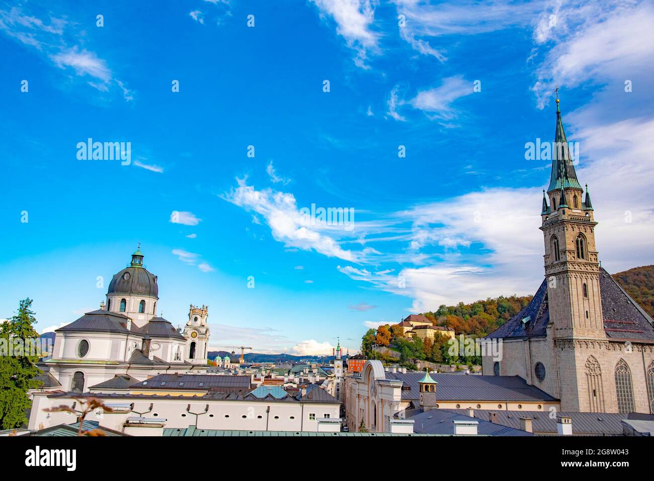 Chiesa vicino alla Piazza dell'Università e alla zona del mercato dell'Università di Salisburgo. Vista aerea della fortezza di Festung Hohensalzburg a Salisburgo, Aust Foto Stock