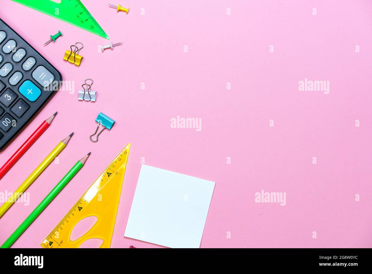Forniture scolastiche su sfondo rosa. Torna a scuola illustrazione  creativa, calcolatrice e cancelleria vista dall'alto Foto stock - Alamy