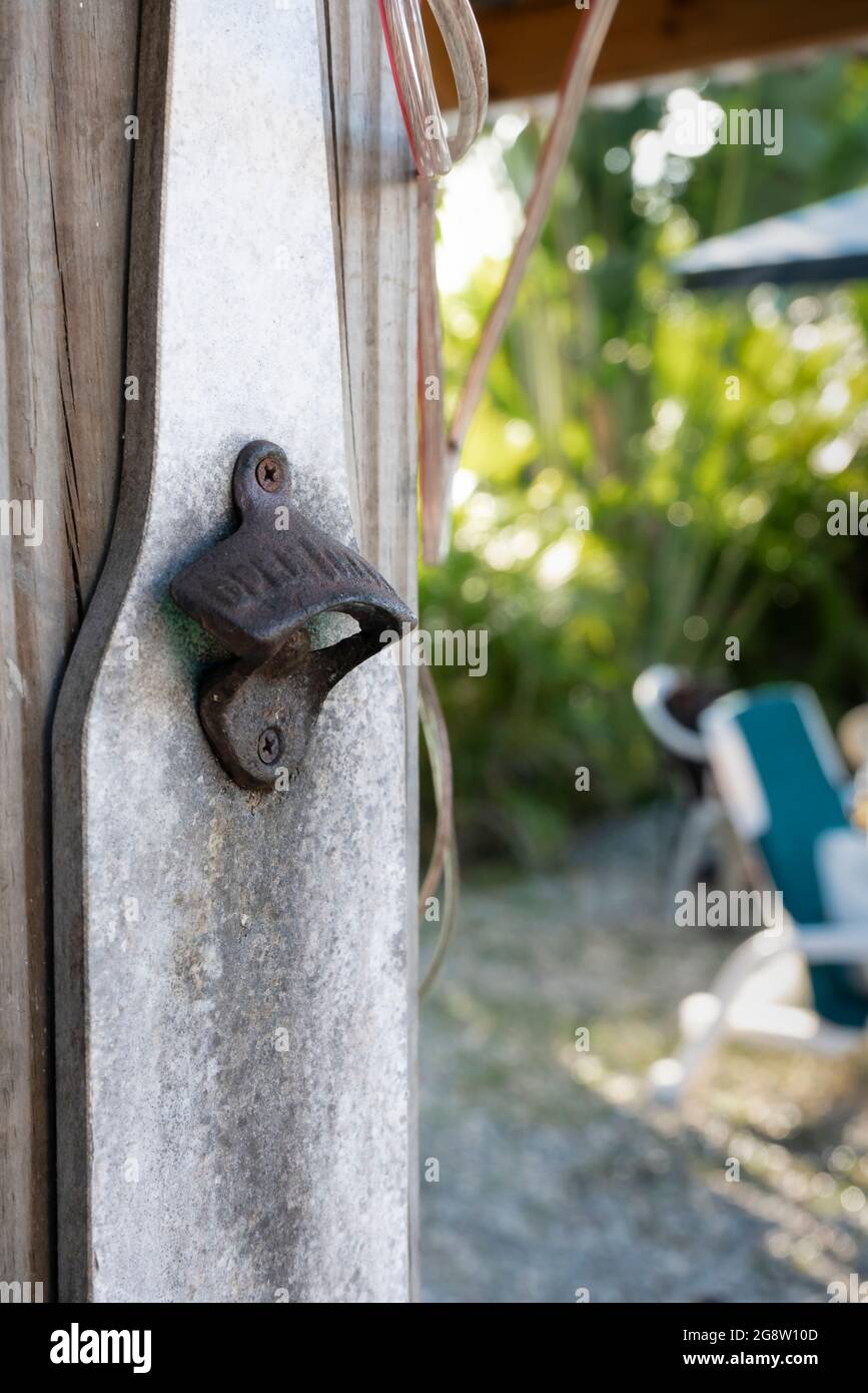 apribottiglie rustiche e arrugginite, a forma di bottiglia nella barra del cortile Foto Stock