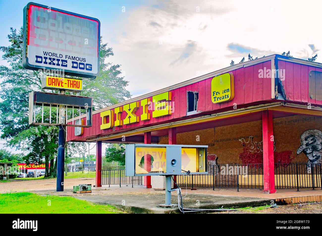 Il colonnello Dixie è abbandonato e coperto di graffiti, 18 luglio 2021, a Mobile, Alabama. Lo stand di hamburger è stato fondato nel 1963. Foto Stock