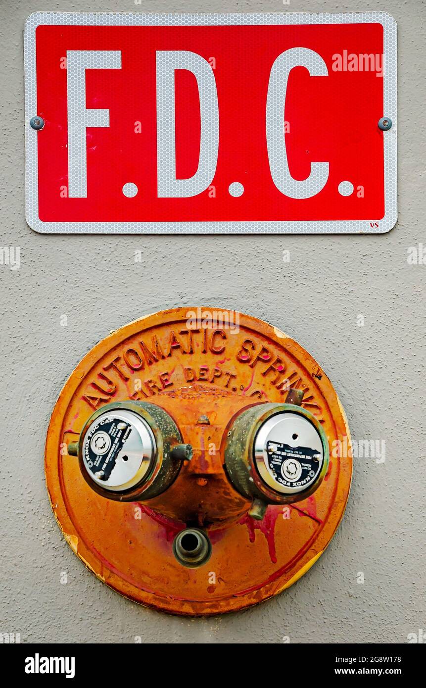 Sulla parete di Starbucks, il 18 luglio 2021, a Mobile, Alabama, è installato un impianto sprinkler automatico di collegamento al reparto antincendio. Foto Stock