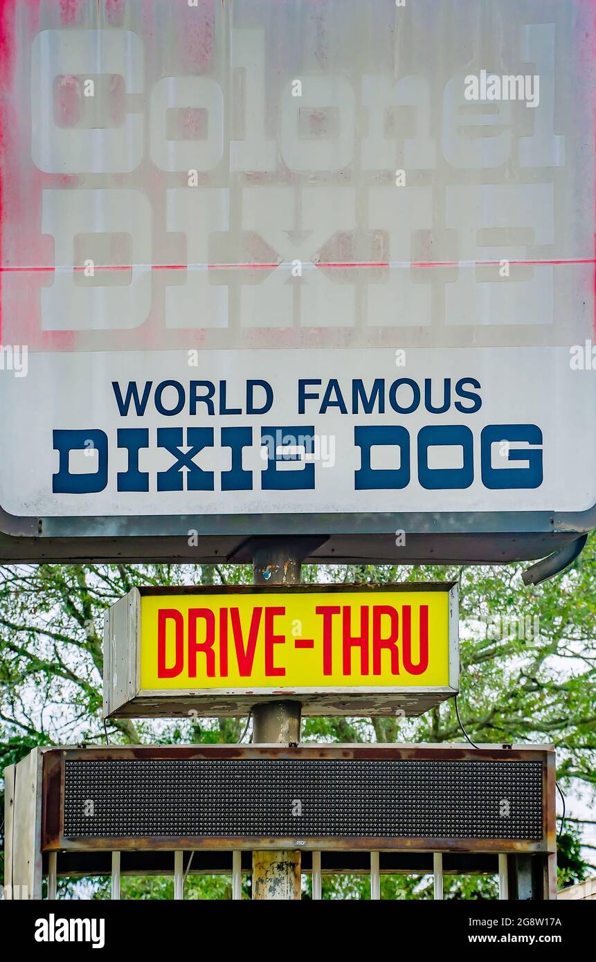 Il segno del colonnello Dixie è sbiadito ma ancora in piedi davanti al ristorante abbandonato, 18 luglio 2021, a Mobile, Alabama. Foto Stock