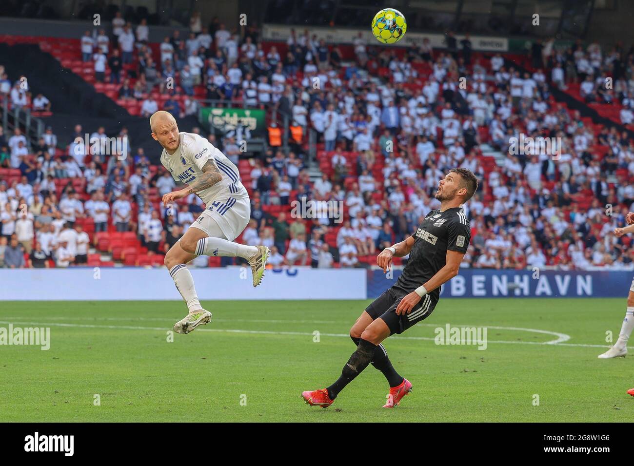 Copenaghen, Danimarca. 22 luglio 2021. Nicolai Boilesen (20) del FC Copenhagen e Yurii Haobda (7) del Torpedo Zhodino visto durante la partita di qualificazione della UEFA Europa Conference League tra il FC Copenhagen e il Torpedo Zhodino a Parken a Copenhagen. (Photo Credit: Gonzales Photo/Alamy Live News Foto Stock