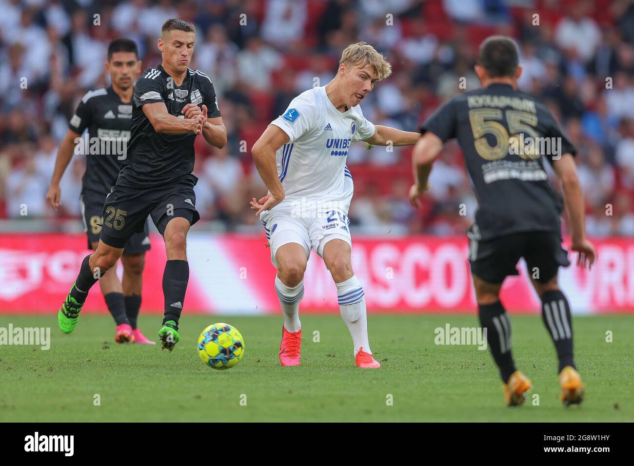 Copenaghen, Danimarca. 22 luglio 2021. Rasmus Hojlund (28) del FC Copenhagen e Yuri Pavlyukovets (25) del Torpedo Zhodino visto durante la partita di qualificazione della UEFA Europa Conference League tra il FC Copenhagen e il Torpedo Zhodino a Parken a Copenhagen. (Photo Credit: Gonzales Photo/Alamy Live News Foto Stock