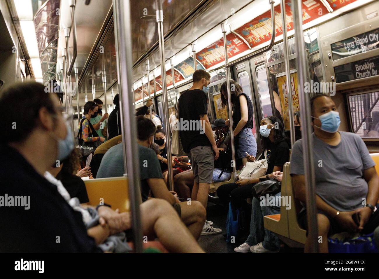 Brooklyn, Stati Uniti. 17 luglio 2021. Le persone si siedono e si levano in piedi su un'auto New York City Metro Transit. Le persone devono indossare maschere facciali per fermare la diffusione del Covid-19 all'interno del transito di New York City. Credit: SOPA Images Limited/Alamy Live News Foto Stock