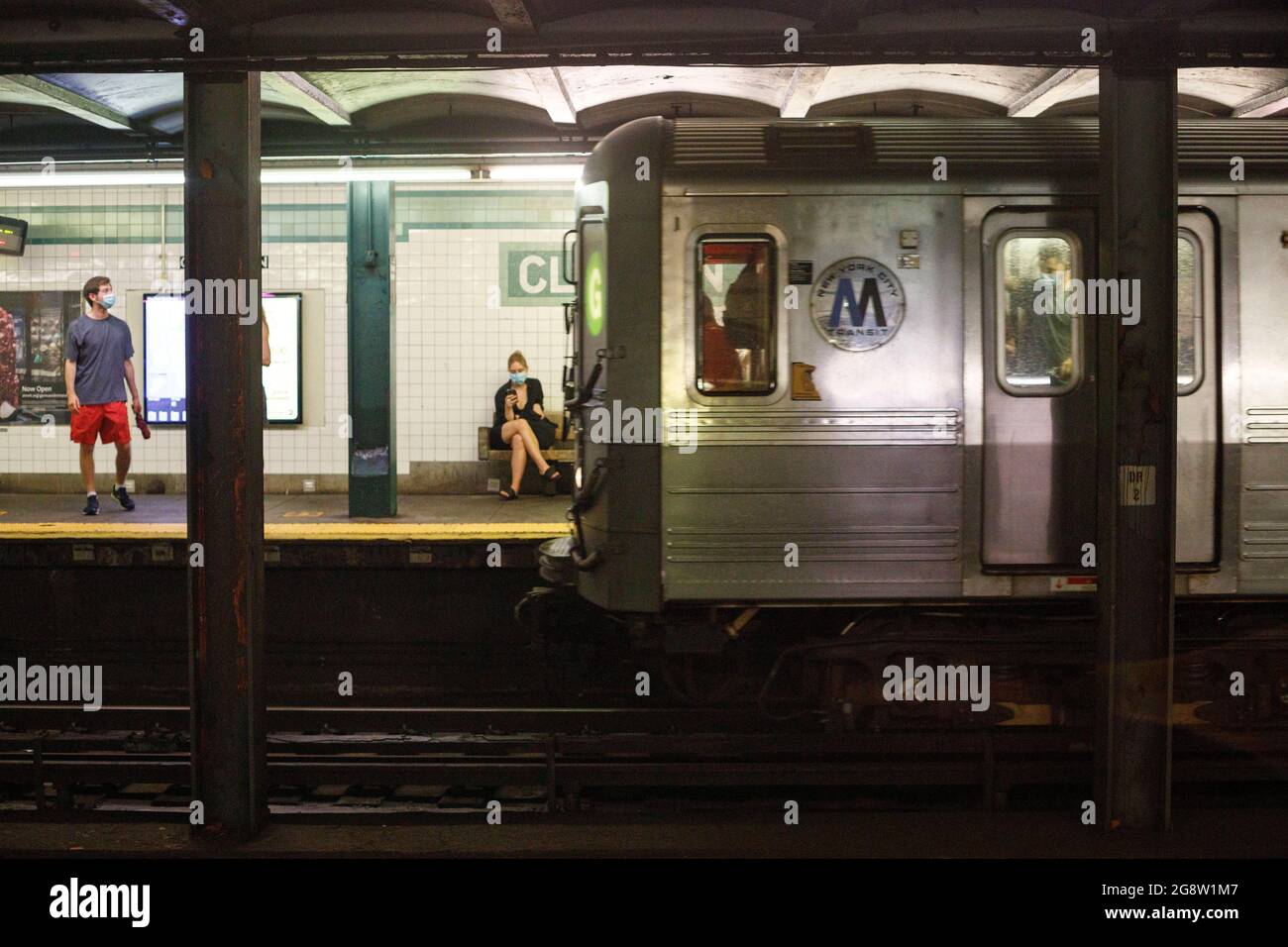 Brooklyn, Stati Uniti. 17 luglio 2021. La gente aspetta che il transito della metropolitana di New York City arrivi alla piattaforma di atterraggio. Le persone devono indossare maschere facciali per fermare la diffusione del Covid-19 all'interno del transito di New York City. Credit: SOPA Images Limited/Alamy Live News Foto Stock