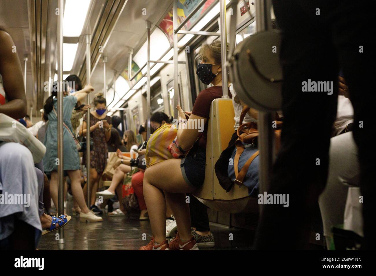 New York, Stati Uniti. 17 luglio 2021. Le persone si siedono e si levano in piedi su un'auto New York City Metro Transit. Le persone devono indossare maschere facciali per fermare la diffusione del Covid-19 all'interno del transito di New York City. Credit: SOPA Images Limited/Alamy Live News Foto Stock