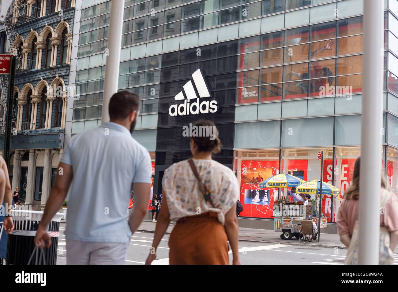 Adidas store front immagini e fotografie stock ad alta risoluzione - Alamy
