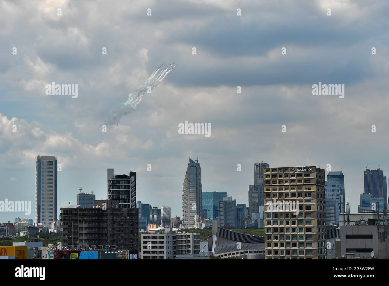 Tokyo, Giappone. 23 luglio 2021. Aircraft of the Blue Impulse of the Japan Air Self-Defense Force partecipa a uno spettacolo aereo in vista della cerimonia di apertura dei Giochi Olimpici di Tokyo 2020 a Tokyo, Giappone, il 23 luglio 2021. Credit: Chen Yichen/Xinhua/Alamy Live News Foto Stock