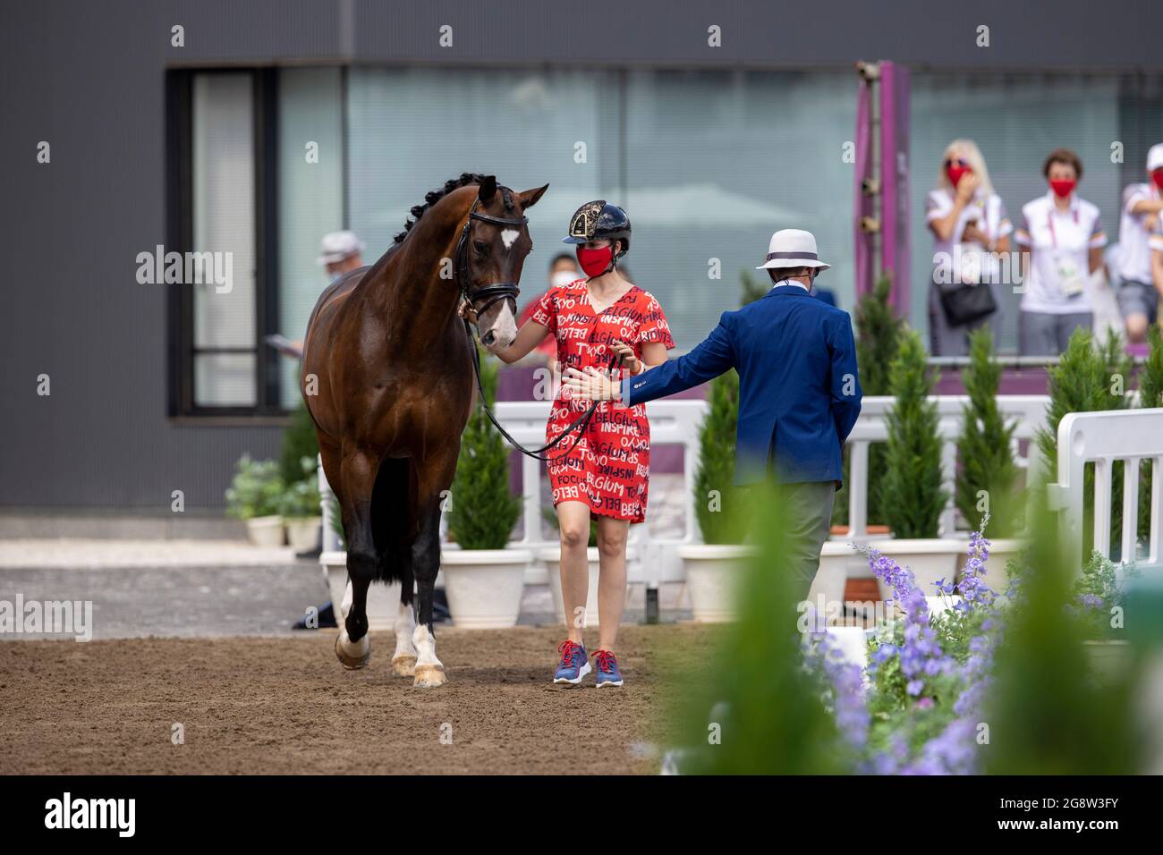 Il pilota di dressage equestre belga Laurence Roos e il suo cavallo Fil Rouge hanno ritratto durante l'ispezione a cavallo della squadra di dressage belga prima del 'to Foto Stock