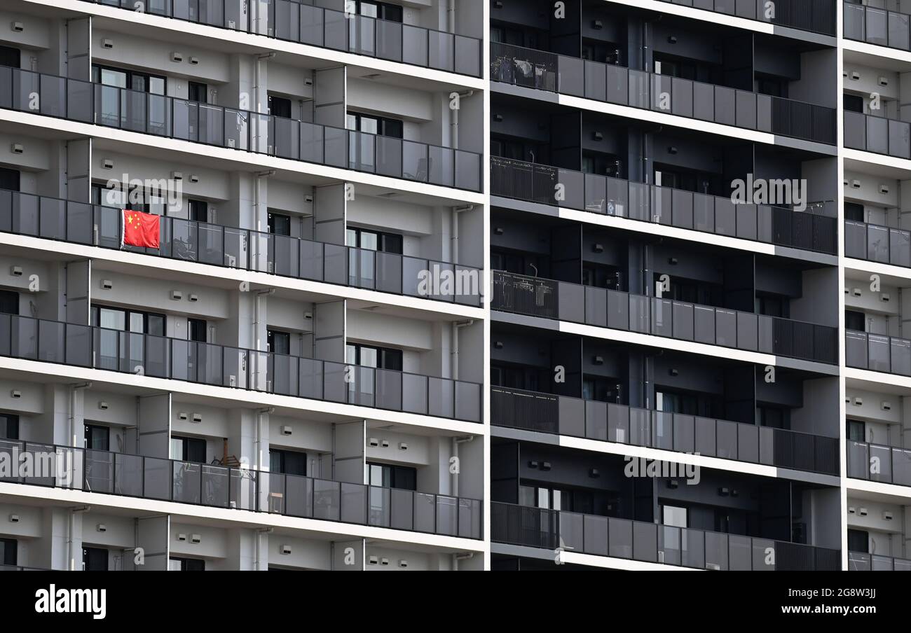 Tokio, Giappone. 23 luglio 2021. Una bandiera della Cina pende su un edificio residenziale. Le Olimpiadi di Tokyo 2020 si terranno dal 23.07.2021 al 08.08.2021. Credit: Marijan Murat/dpa/Alamy Live News Foto Stock