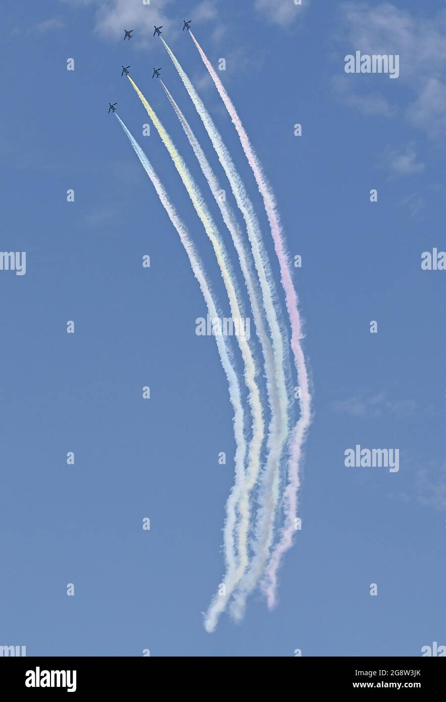 Tokyo, Giappone. 23 luglio 2021. Gli aerei della Blue Impulse della Japan Air Self-Defense Force partecipano a un'esposizione aerea in vista della cerimonia di apertura dei Giochi Olimpici di Tokyo 2020 a Tokyo, Giappone, il 23 luglio 2021. Credit: Du Yu/Xinhua/Alamy Live News Foto Stock