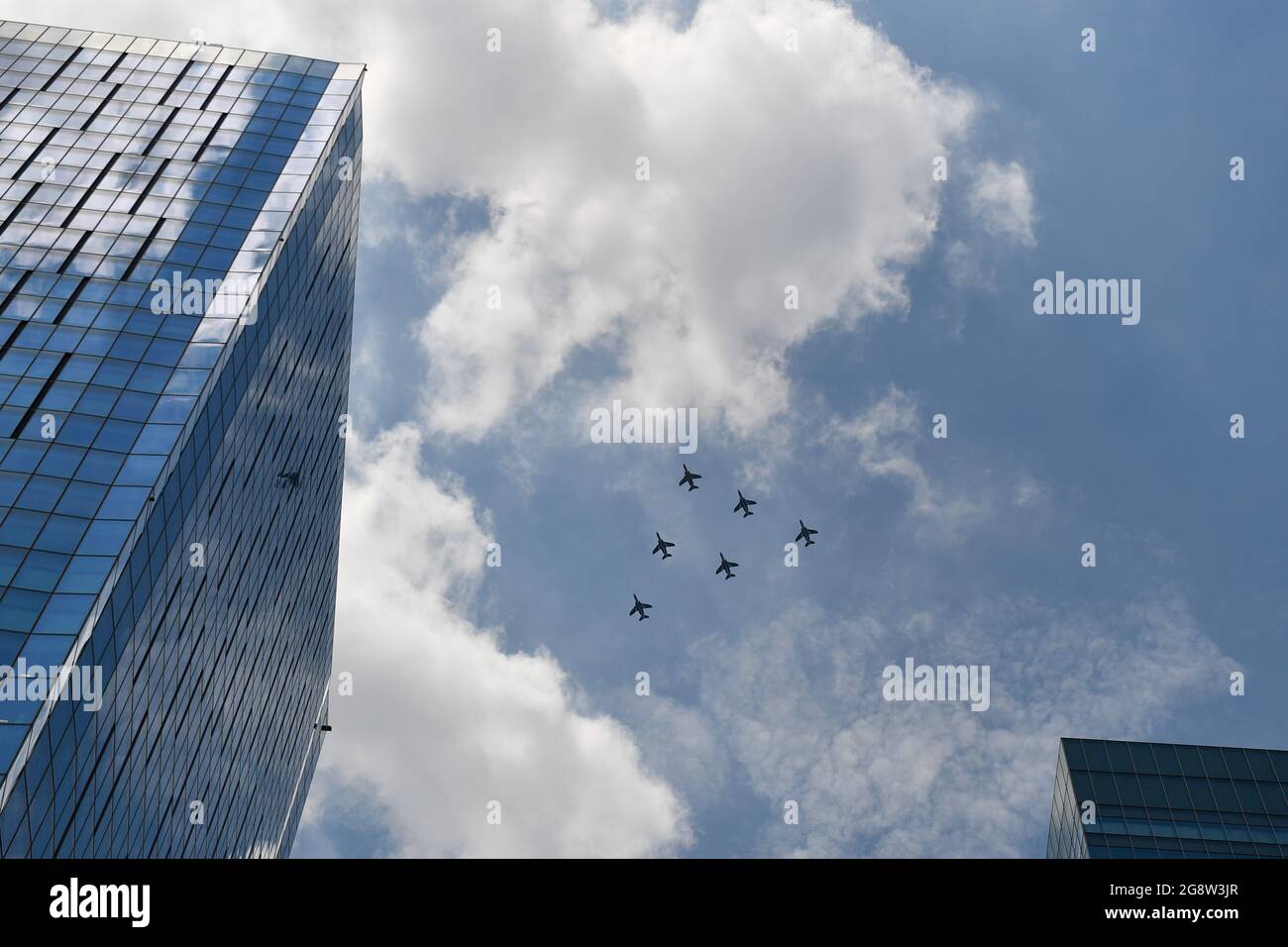 Tokyo, Giappone. 23 luglio 2021. Gli aerei della Blue Impulse della Japan Air Self-Defense Force partecipano a un'esposizione aerea in vista della cerimonia di apertura dei Giochi Olimpici di Tokyo 2020 a Tokyo, Giappone, il 23 luglio 2021. Credit: Huang Zongzhi/Xinhua/Alamy Live News Foto Stock