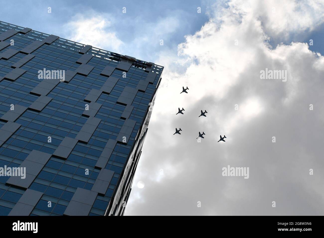 Tokyo, Giappone. 23 luglio 2021. Gli aerei della Blue Impulse della Japan Air Self-Defense Force partecipano a un'esposizione aerea in vista della cerimonia di apertura dei Giochi Olimpici di Tokyo 2020 a Tokyo, Giappone, il 23 luglio 2021. Credit: Huang Zongzhi/Xinhua/Alamy Live News Foto Stock
