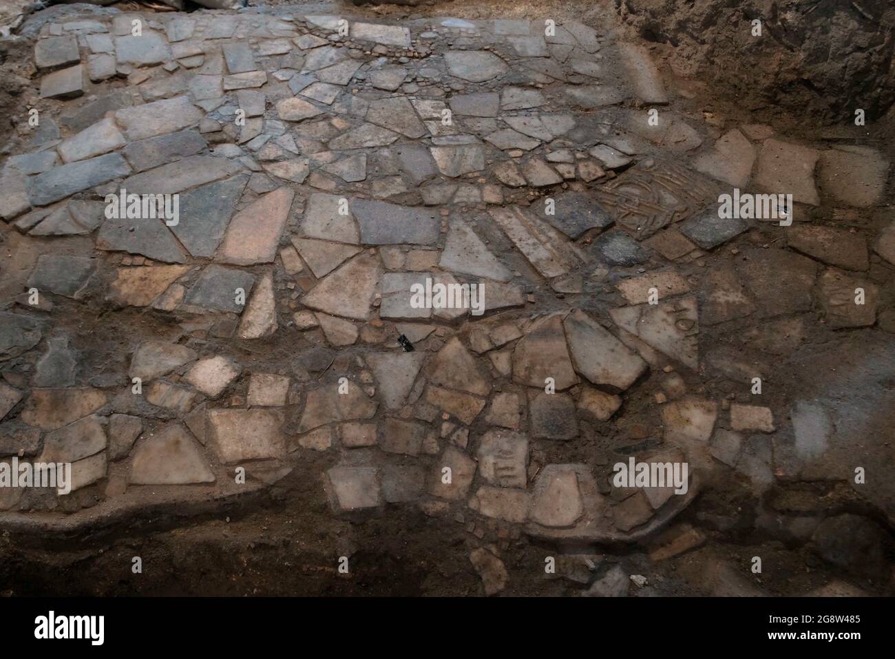 Resti di un pavimento del periodo musulmano fatto di frammenti di periodi diversi scoperti fuori delle mura del Monte del Tempio il 21 luglio 2021, a Gerusalemme, Israele. Gli archeologi israeliani hanno svelato nuove parti di un importante edificio pubblico a pochi metri da dove si ritiene che il secondo tempio ebraico sia stato due millenni fa. L'opulenta sala utilizzata da importanti membri della società durante il loro viaggio per adorare è l'ultima scoperta che l'autorità israeliana delle antichità (IAA) ha reso pubblica da ciò che si riferisce a come tunnel del Muro Occidentale. Foto Stock