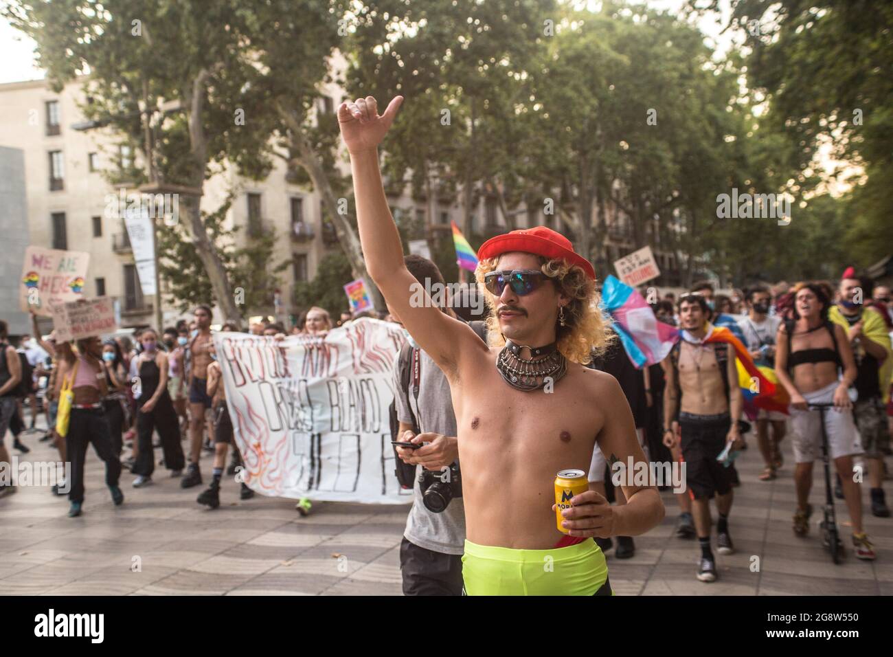 Barcellona, Spagna. 22 luglio 2021. Un manifestante durante la dimostrazione.il collettivo transgender di Barcellona, Furia Trans (fury trans) hanno invaso una manifestazione chiamata da Pride Barcelona e la piattaforma LGTBIcat contro LGBTI-fòbia, accusandoli di escludere molte delle realtà del movimento LGBTIQ, e di appropriazione e commercializzazione del movimento. La Trans fury ha seguito la strada e i manifestanti dell'altra manifestazione si uniranno a loro per un totale di 4000 persone. Credit: SOPA Images Limited/Alamy Live News Foto Stock