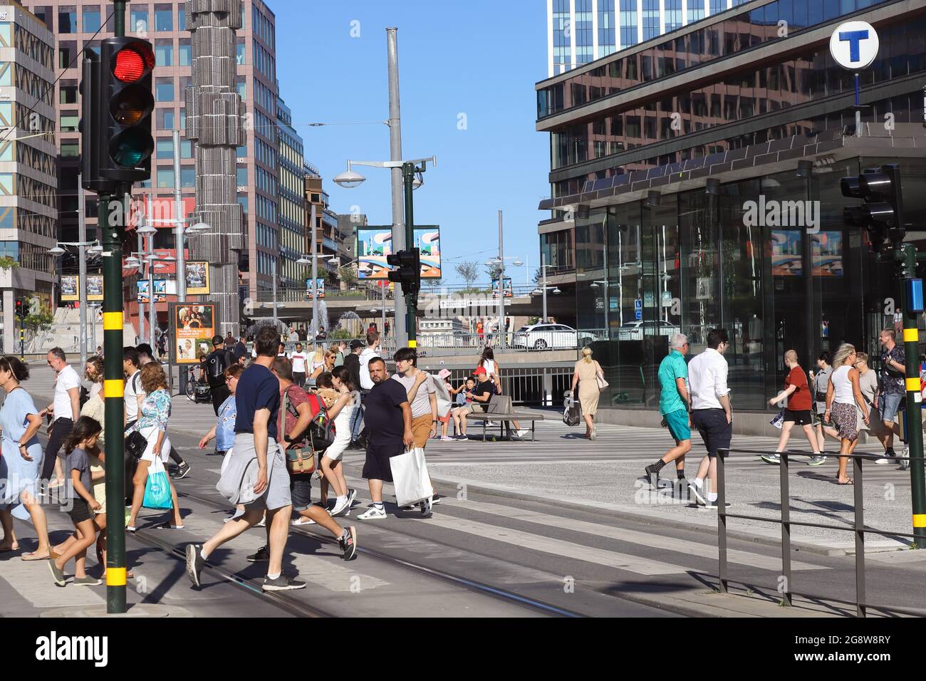 Stoccolma, Svezia - 21 luglio 2021: Persone al bivio Drottninggatan vicino alla piazza Sergels Torg nel quartiere del centro. Foto Stock