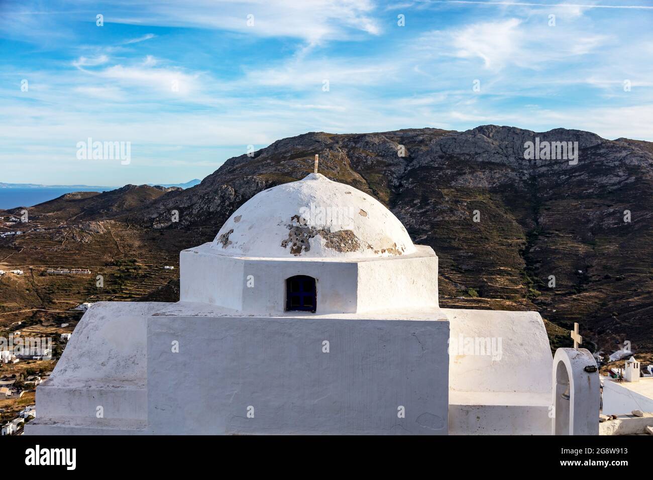 La cupola della Chiesa, piccola cappella bianca vecchia, salito sulla montagna rocciosa a Serifos isola sopra Chora, Cicladi Grecia. Destinazione estiva di vacanza Foto Stock