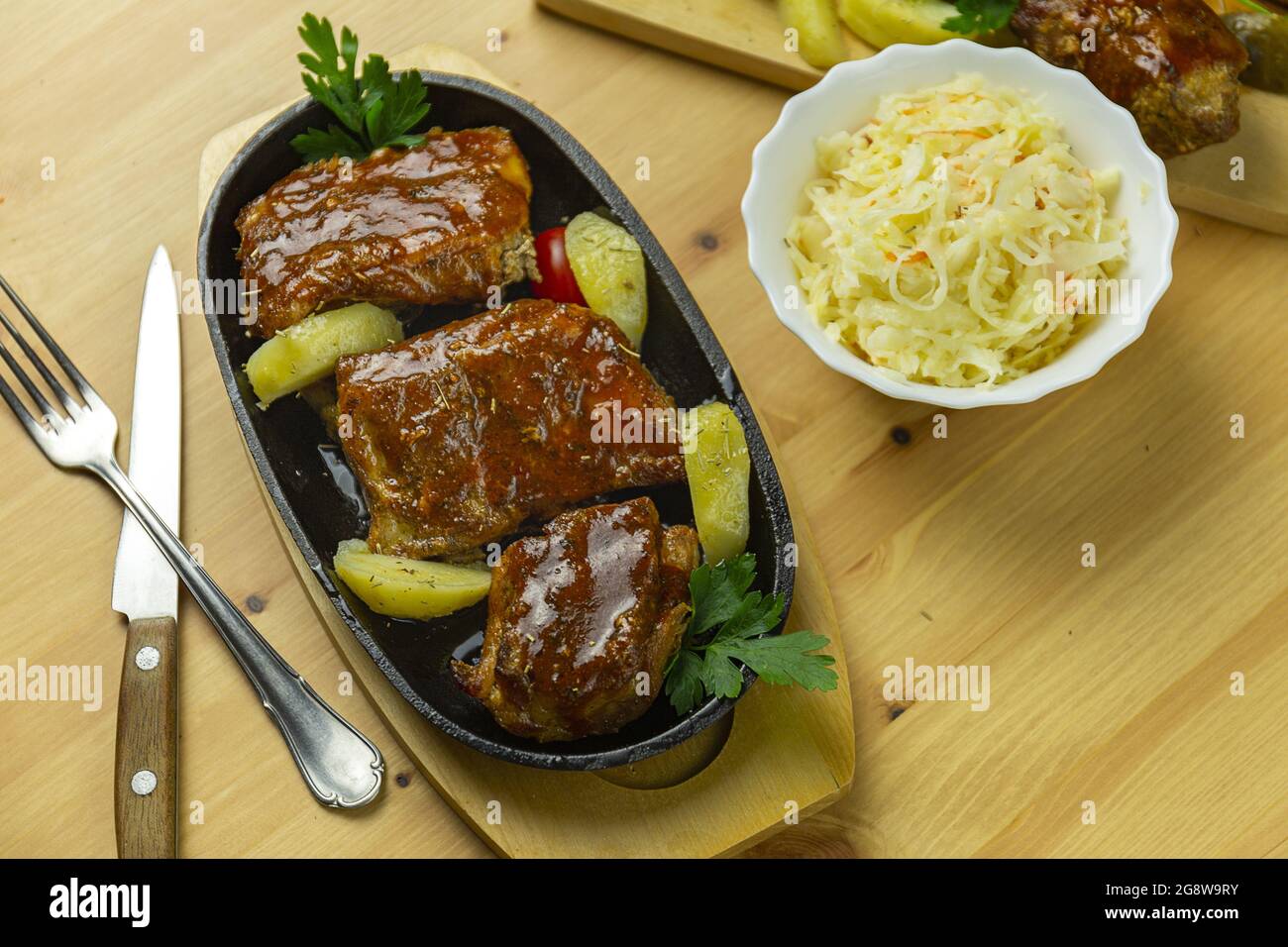 Vista dall'alto delle costolette in salsa al barbecue con insalata di insalata di insalata di insalata di insalata di insalata di insalata di insalata di insalata di insalata di insalata di insalata Foto Stock Vista dall'alto delle costolette in salsa al barbecue con insalata di insalata di insalata di insalata di insalata di insalata di insalata di insalata di insalata di insalata di insalata di insalata Foto Stock
