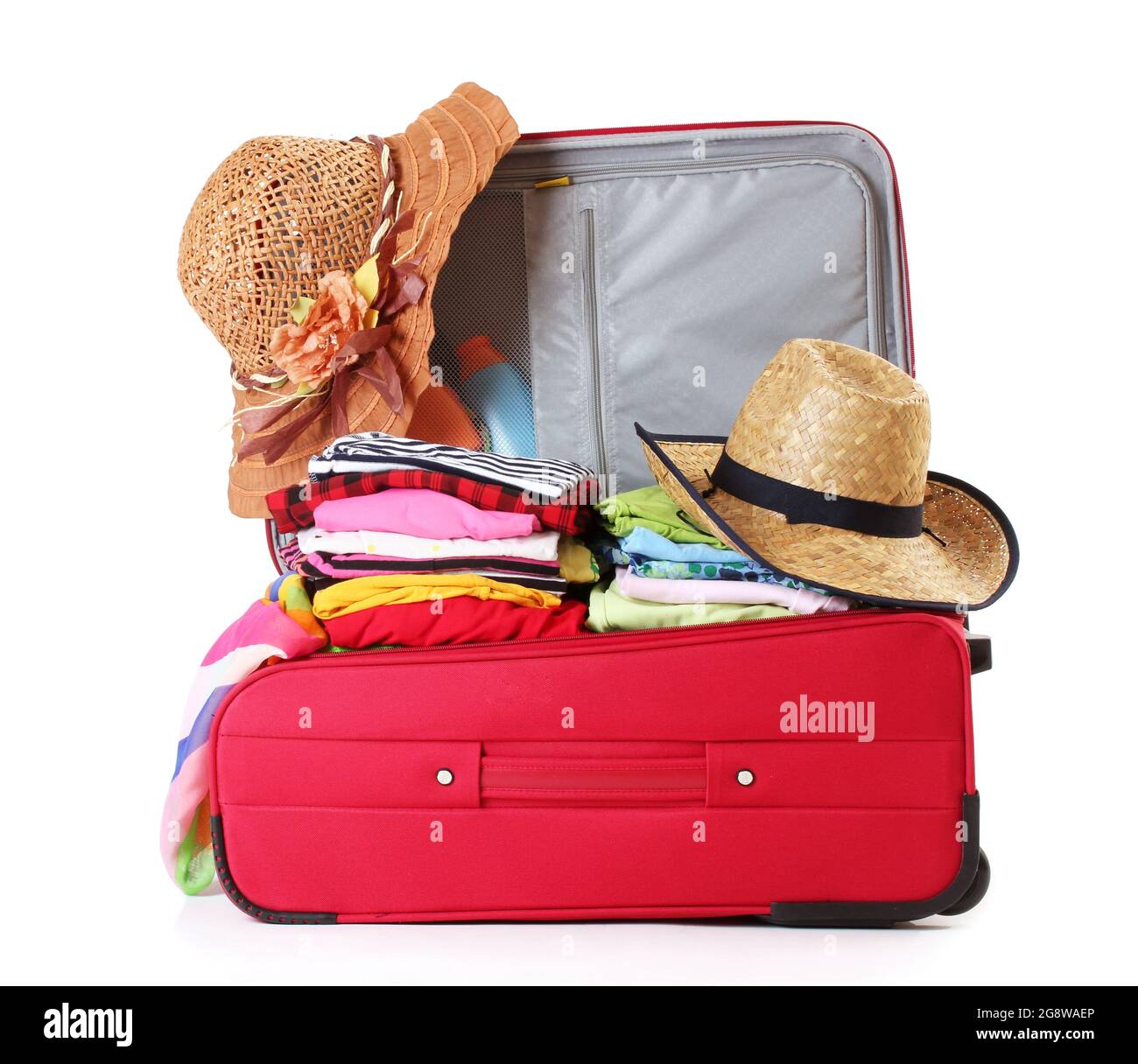 Aprire la valigia rossa con abbigliamento isolato su un bianco Foto stock -  Alamy