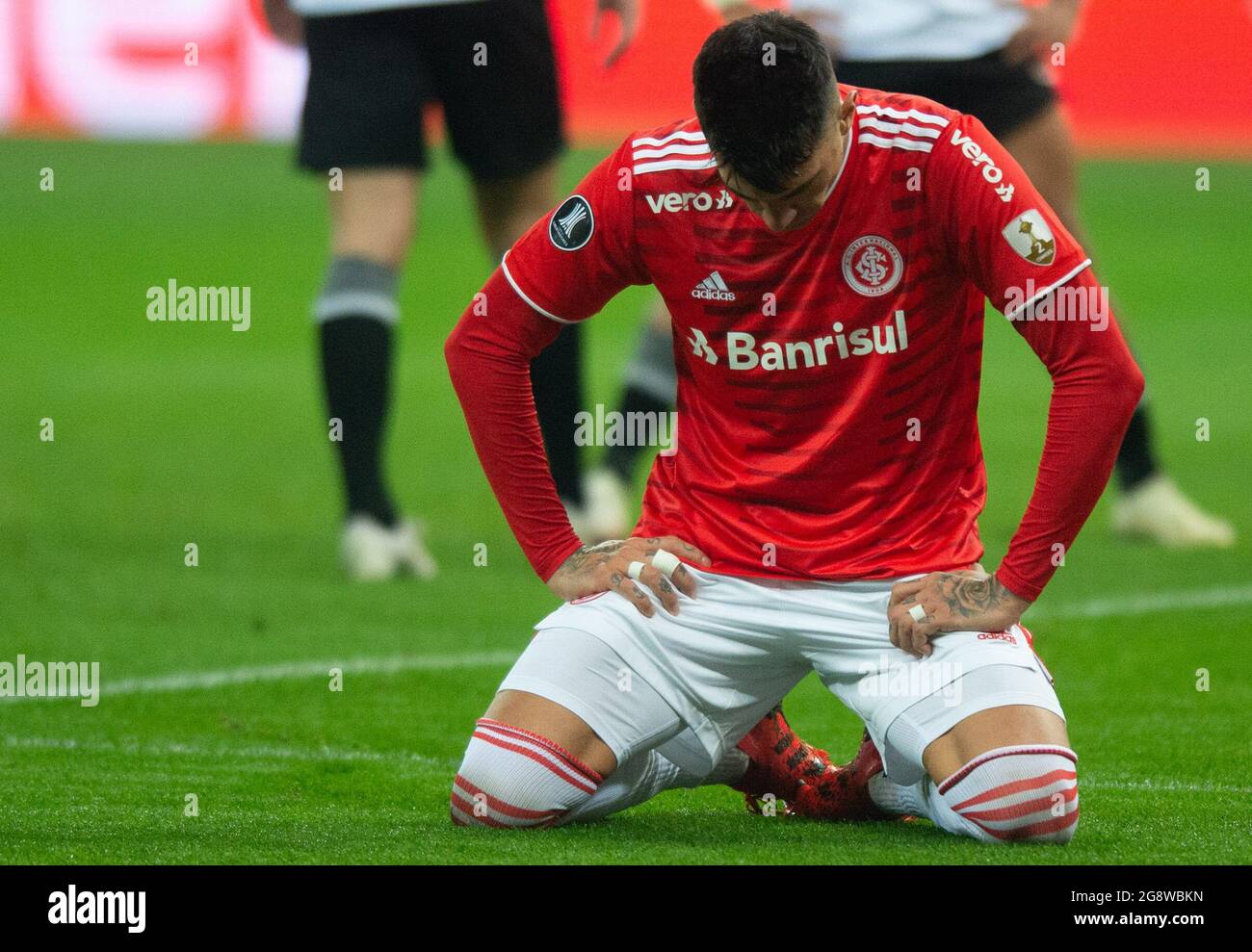 Porto Alegre, Brasile. 22 luglio 2021; Estádio Beira-Rio, Porto Alegre, Brasile. V& n° xed;ctor Cuesta di Internacional mostra la deiezione durante la partita tra Internacional e Olimpia, per il round del 16 della Copa Libertadores 2021 . Dopo il pareggio senza goal, il Decano vinse 5-4 sanzioni ed eliminò Inter de Porto Alegre Foto Stock