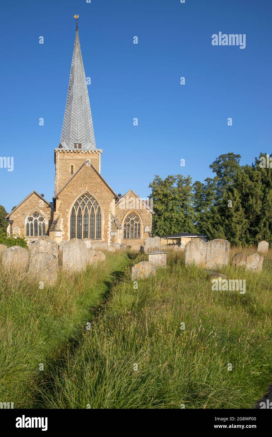 la chiesa parrocchiale di san pietro e san paolo con il riappassimento del cimitero nel centro di godalming surrey Foto Stock