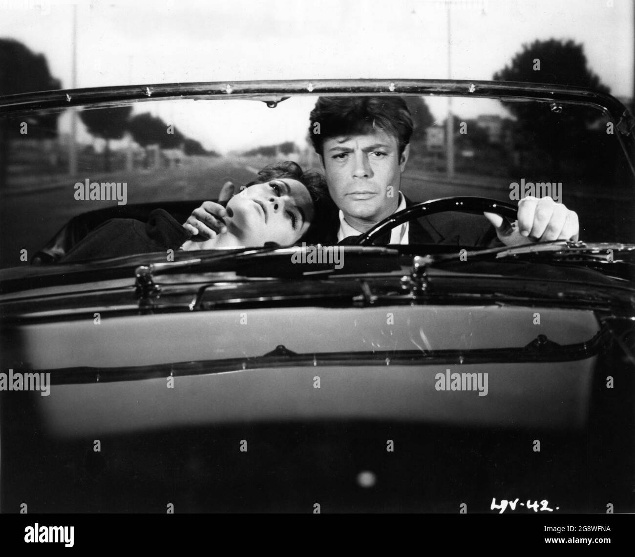 YVONNE FURNEAUX e MARCELLO MASTROIANNI in LA DOLCE vita / LA DOLCE VITA 1960 regista FEDERICO FELLINI storia / sceneggiatura Federico Fellini Ennio Flaiano e Tulio Pinelli musc Nino Rota produzione design / costume design Piero Gherardi Riami Film / Cinecitta / Pathe Consorzio Cinema Foto Stock