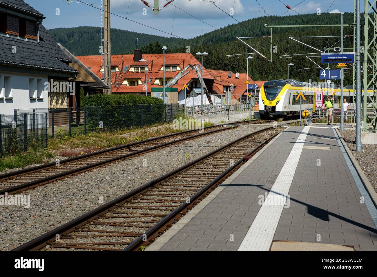 AHA, Baden-Württemberg, Germania - Luglio 28 2020 : moderno treno passeggeri da bwegt (DB regio) che arriva alla stazione ferroviaria di Aha Foto Stock