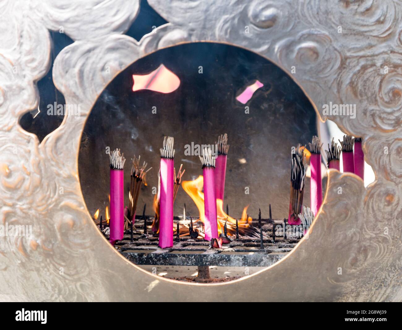 Incenso che brucia nel tempio di Hase a Kamakura, Giappone Foto Stock