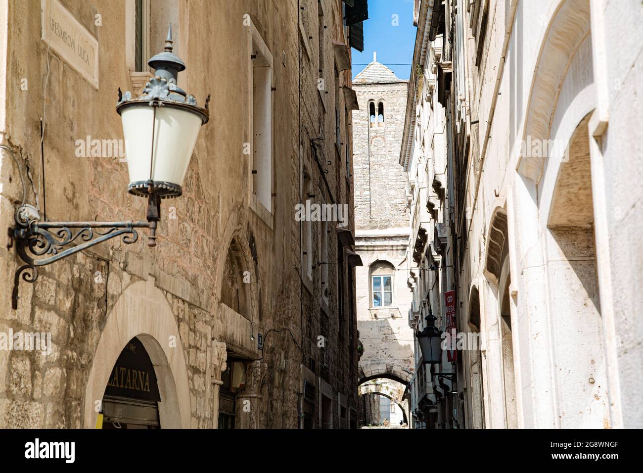 Ciudad fundada por Diocleciano en Croacia a orillas del mar adriatico, con casco antiguo de calles estrechas con arquitectura muy característica Foto Stock