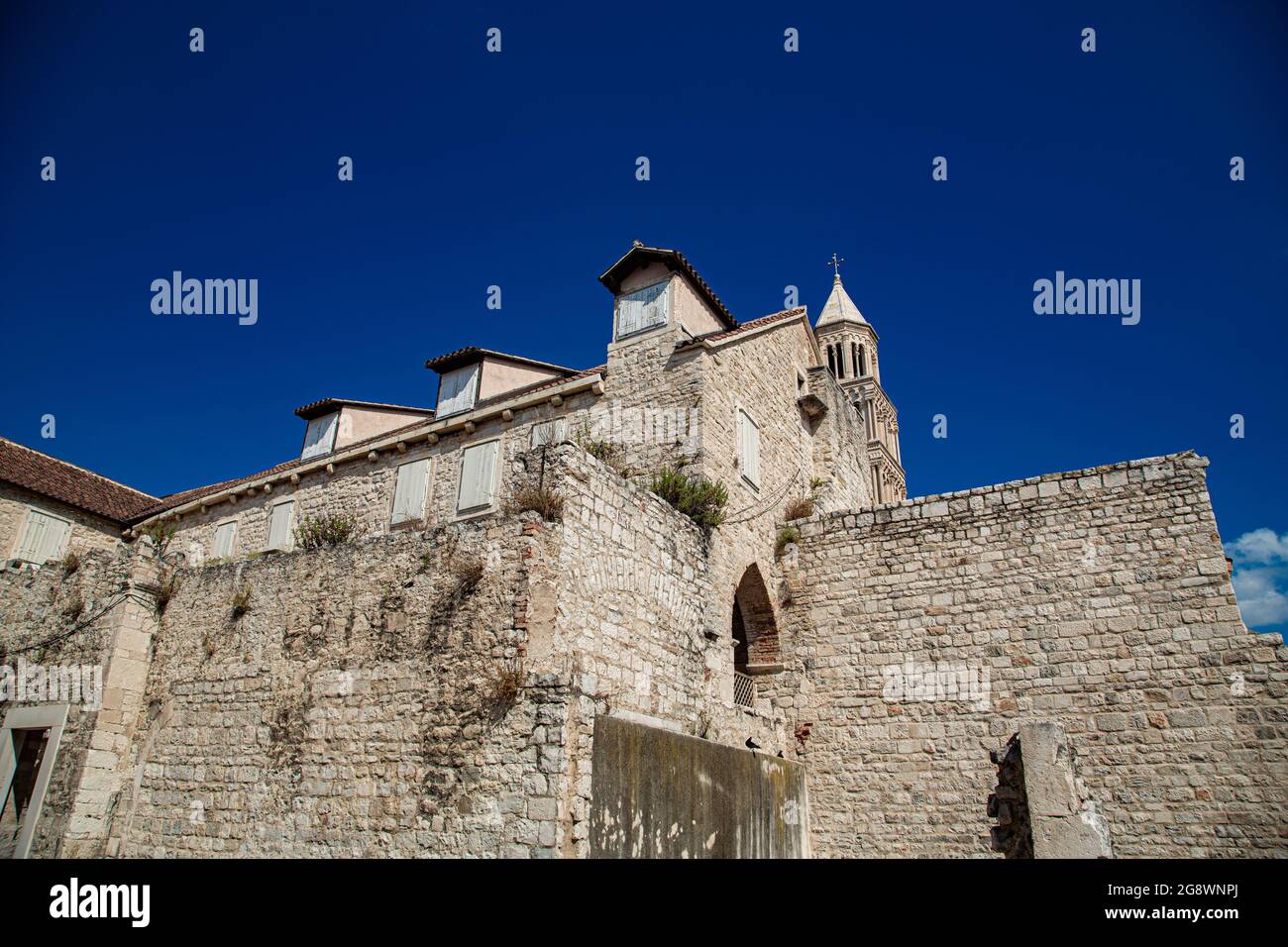 Ciudad fundada por Diocleciano en Croacia a orillas del mar adriatico, con casco antiguo de calles estrechas con arquitectura muy característica Foto Stock