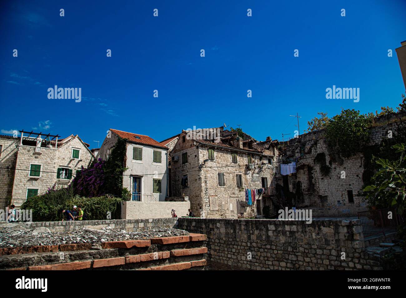 Ciudad fundada por Diocleciano en Croacia a orillas del mar adriatico, con casco antiguo de calles estrechas con arquitectura muy característica Foto Stock