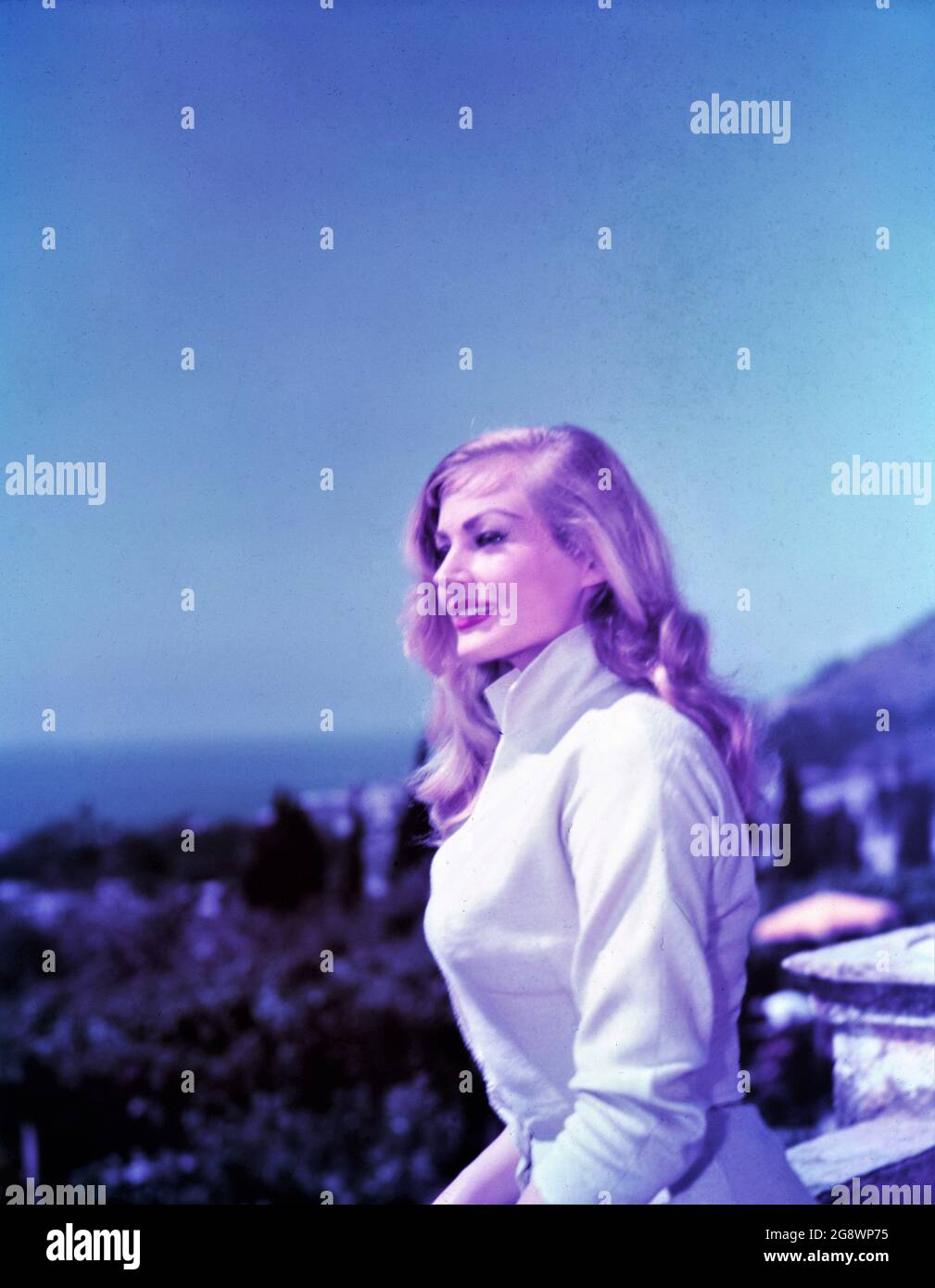 ANITA EKBERG colore candid sul set location candid a Genova Italia durante le riprese di INTERPOL aka PICKUP VICOLO 1957 regista JOHN GILLING musica Richard Rodney Bennett produttori Irwin Allen e Albert R. Broccoli Warwick Film Productions / Columbia Pictures Corporation Foto Stock