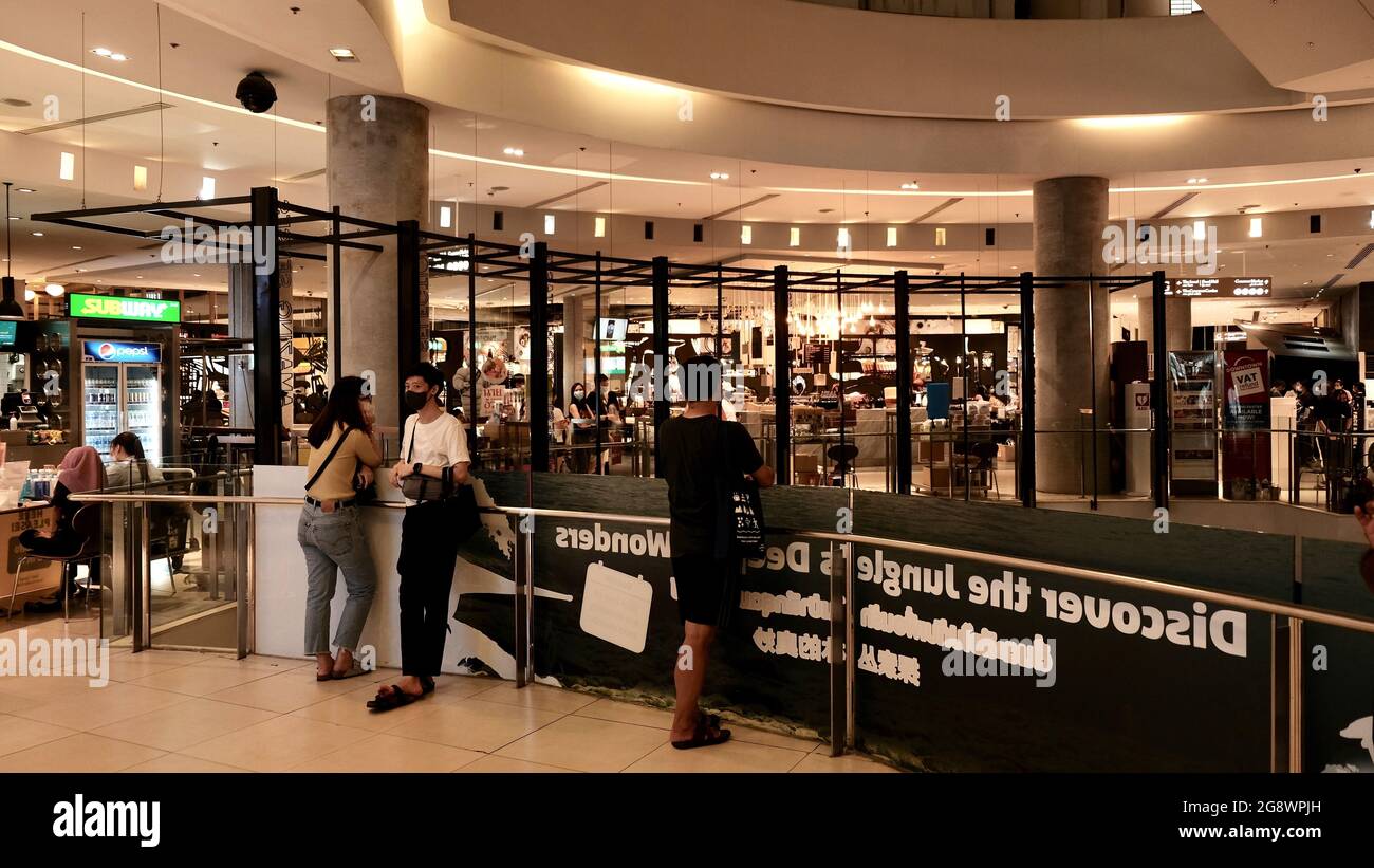 Social Distancing Spacing tutti fuori nel centro commerciale Bangkok Thailandia Foto Stock