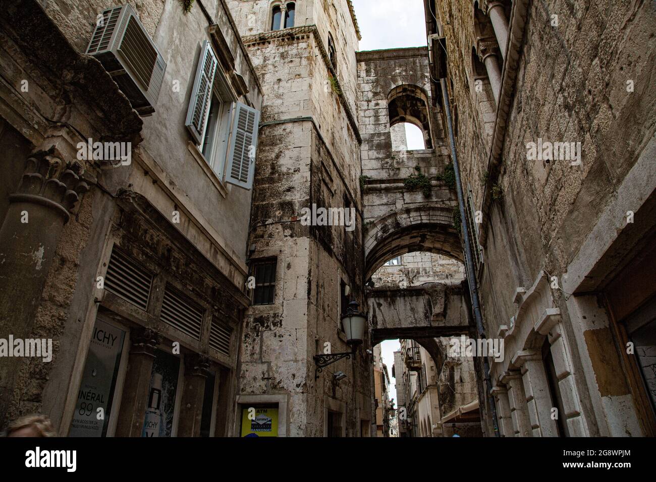 Ciudad fundada por Diocleciano en Croacia a orillas del mar adriatico, con casco antiguo de calles estrechas con arquitectura muy característica Foto Stock