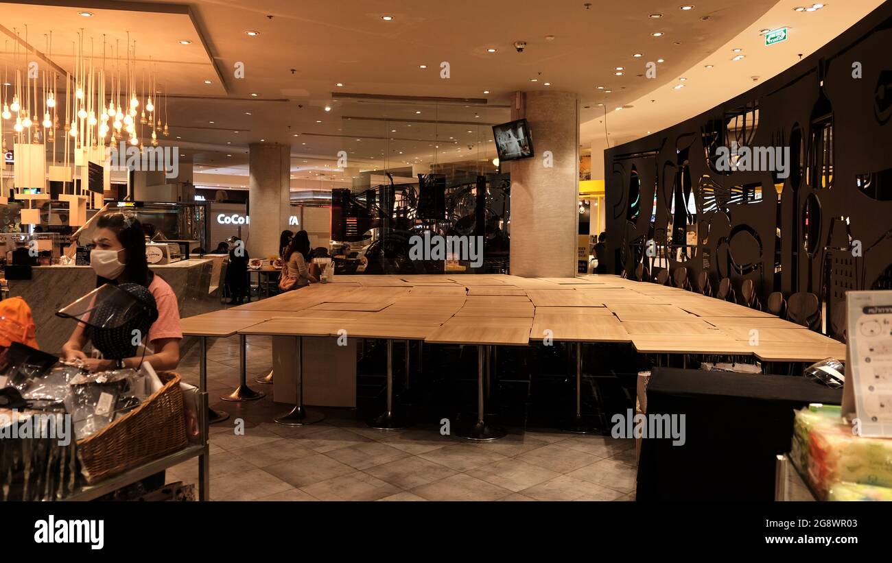 Social Distancing Spacing tutti fuori nel centro commerciale Bangkok Thailandia Foto Stock