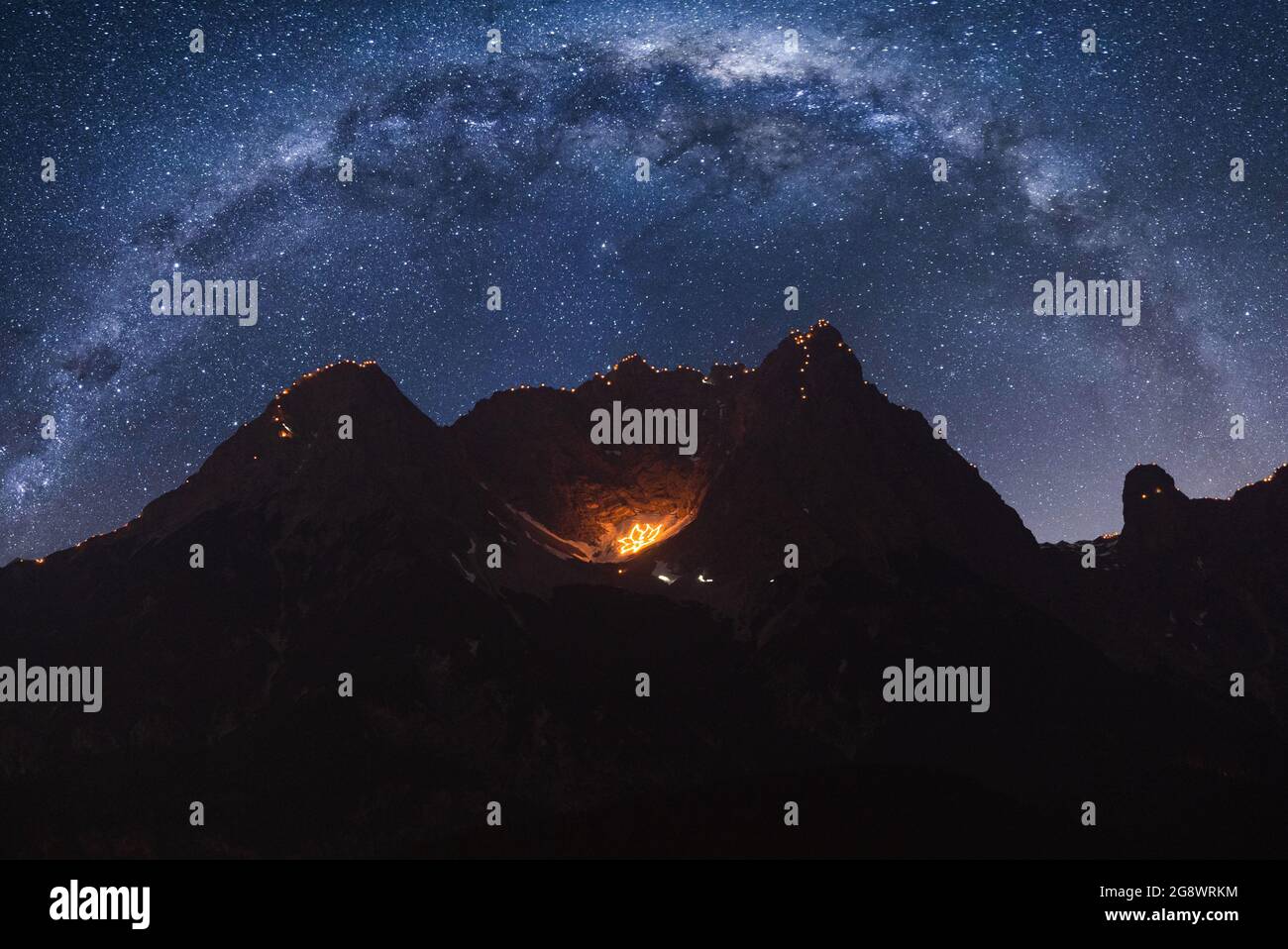 Fantastica fotografia notturna di Lukas Klima in montagna per sfondi, spot pubblicitari e volantini. Foto Stock