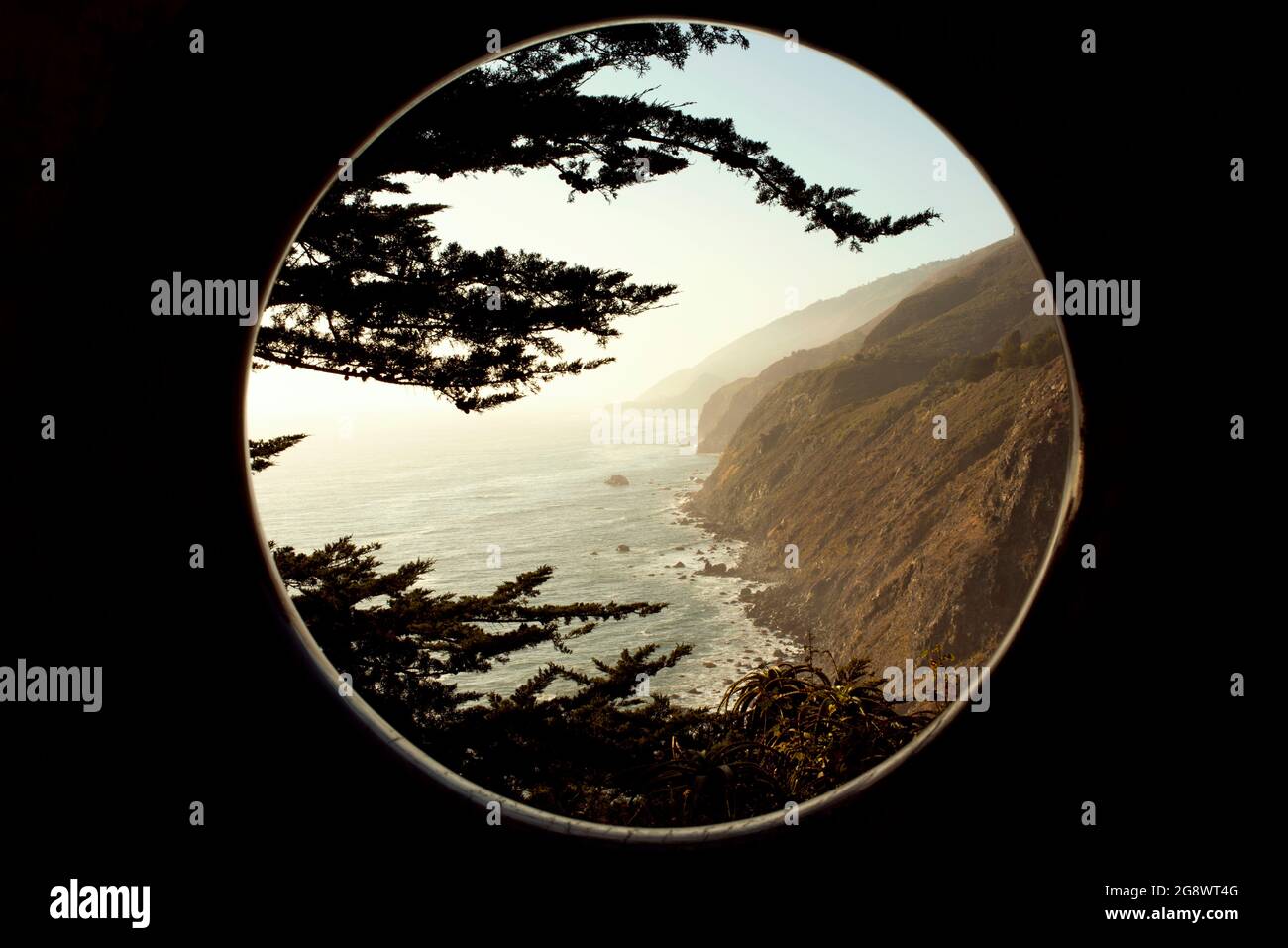 Guardando attraverso il Gateway a forma di anello a Big sur. Ragged Point, California Shore, Stati Uniti. Foto Stock